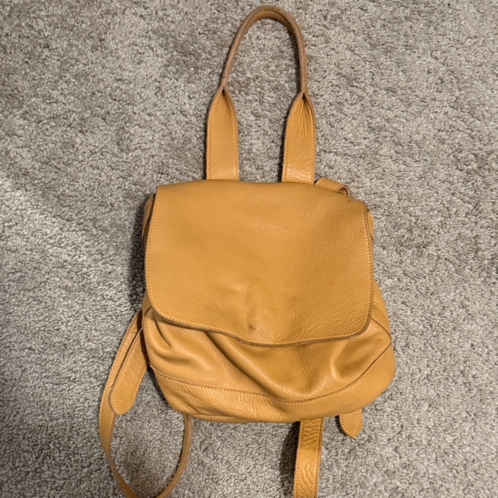Elegant camel
Leather Backpack